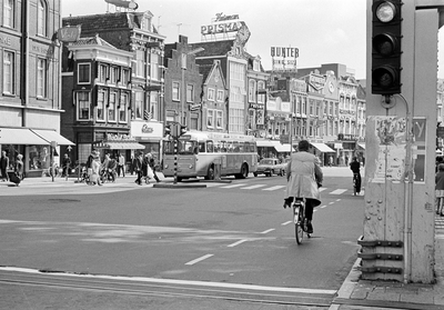 831183 Gezicht op het Vredenburg te Utrecht met links de noordelijke pleinwand.